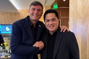托希尔社媒晒与萨内蒂、大罗等人合照：怀念担任国米主席的时光