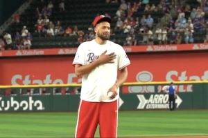跨界互动！康宁汉姆现身家乡阿灵顿 为MLB德州游骑兵队开球⚾️